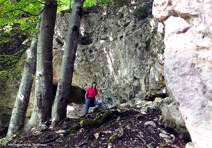 Wanderer an einer Höhle