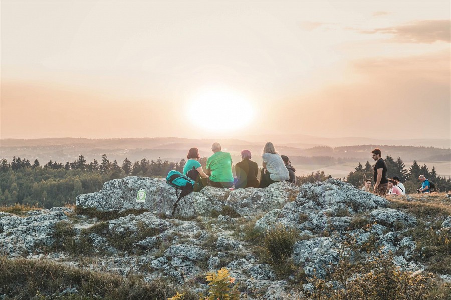 Menschen sitzen auf einem Felsen