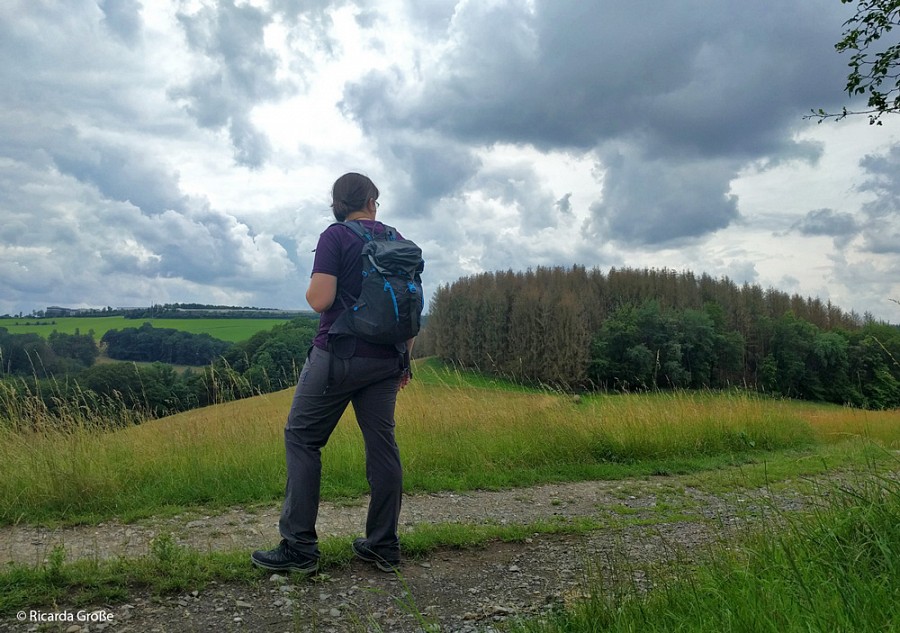 Ricarda Große mit einem Rucksack von Montane