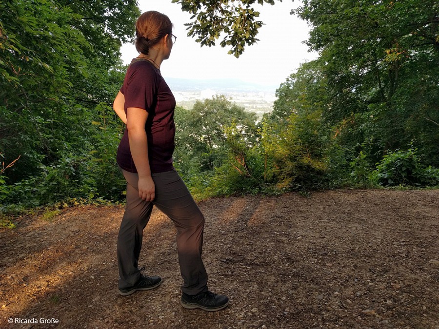 Ricarda Große in T-Shirt und Hose von Montane