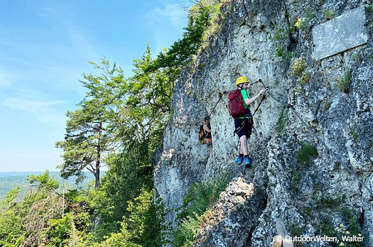 Zwei Personen auf dem Klettersteig am Fels