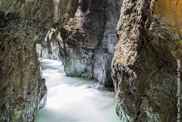Blick in eine Klamm mit tosendem Wasser
