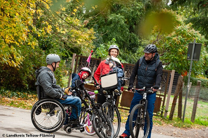 Familie unterwegs auf der Flaeming-Skate in Teltow-Fläming