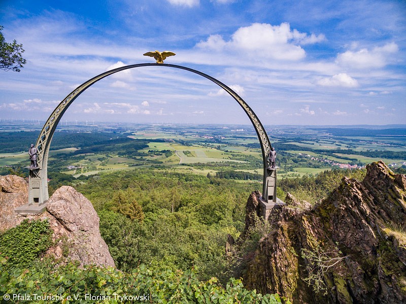 Pfälzer Höhenweg, Adlerbogen am Donnersberg