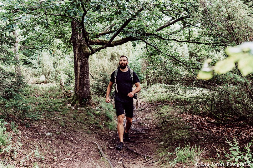 Marwin Isenberg im Wald