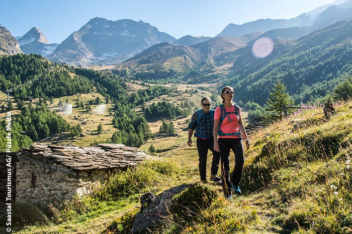 Zwei Wanderer in den Bergen