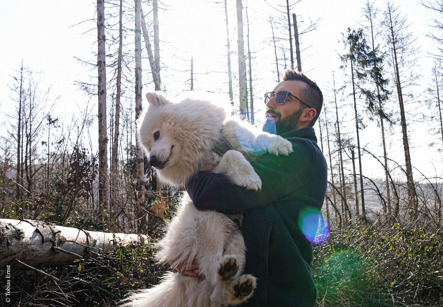 Wandercoach Marwin Isenberg mit seinem Hund Juno
