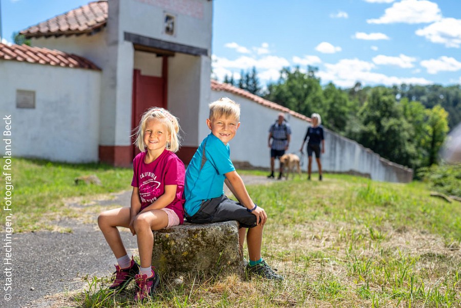 Zwei Kinder vor dem Römermuseum