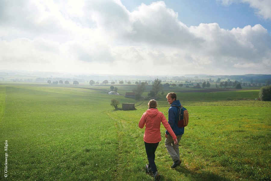 Zwei Wandernde auf einer Wiese