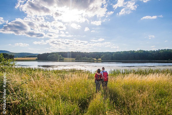 Zwei Wandernde an einem See