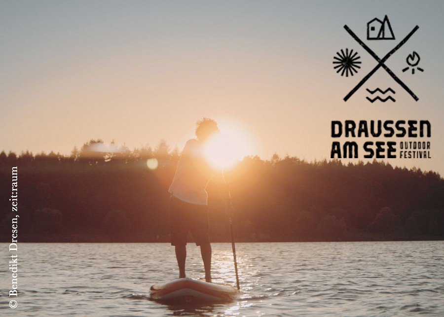 SUP-Paddler auf einem See
