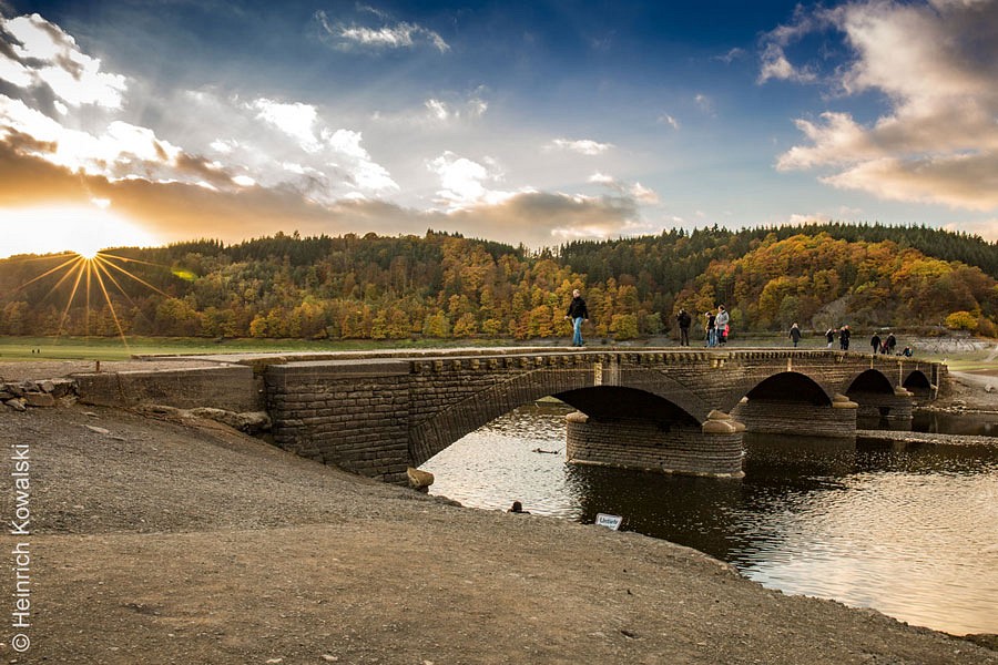 Die Aseler Brücke im Edersee