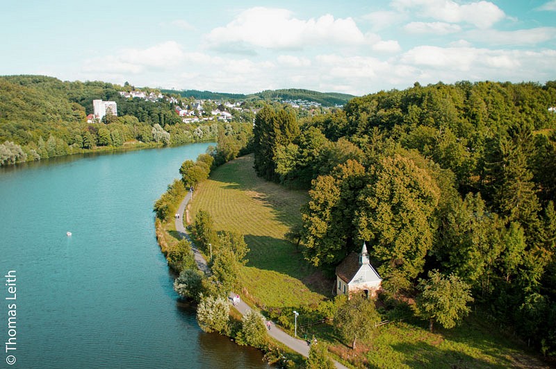Türkises Wasser und Wald in einer Luftaufnahme, Bigge-Listersee