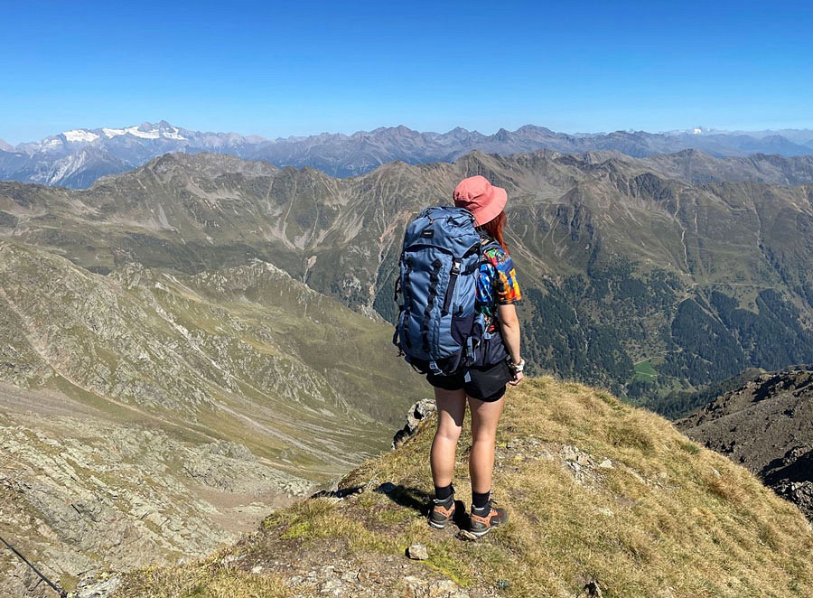 Wanderin im Gebirge mit Rucksack