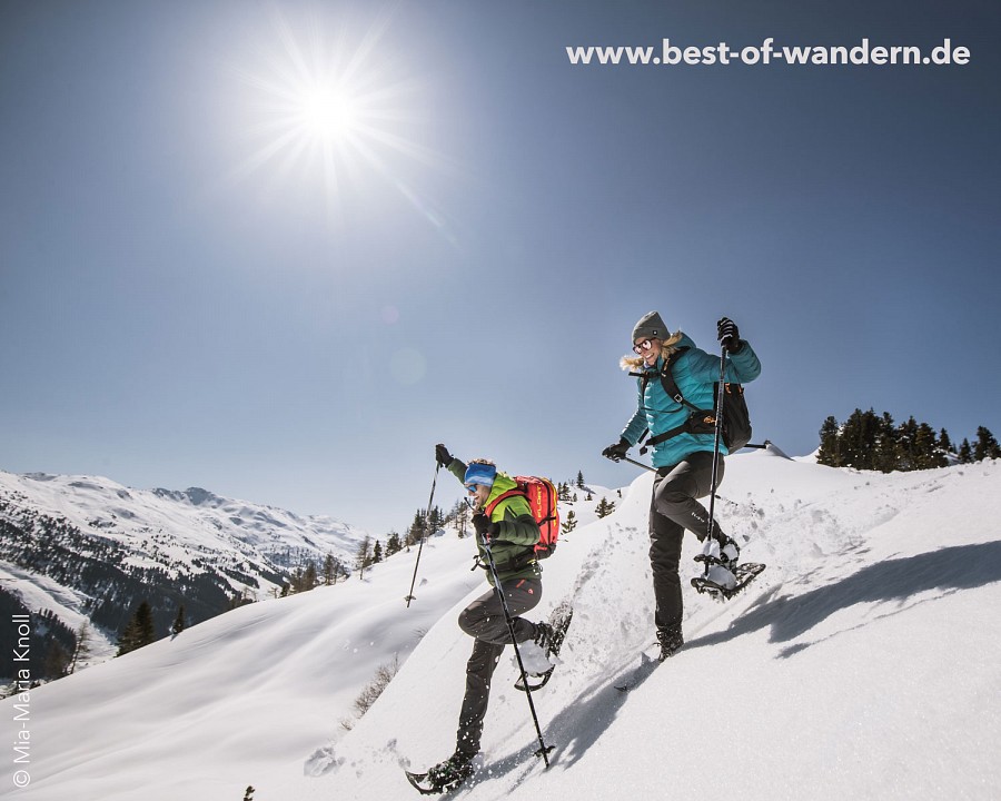 Zwei Personen im Schnee