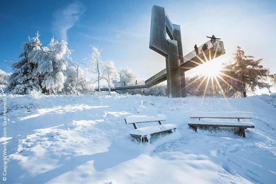 Die Skulptur Windklang auf Erbeskopf im Schnee