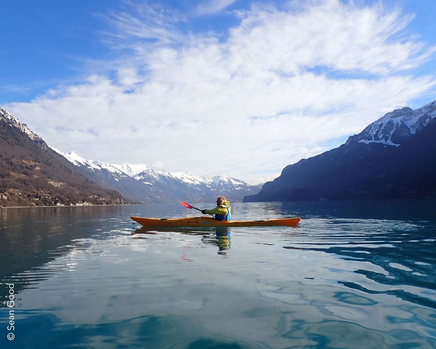 Kajakfahrer auf einem Bergsee