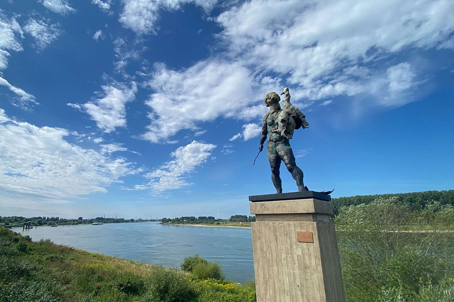 Skulptur am Ufer in Monheim am Rhein