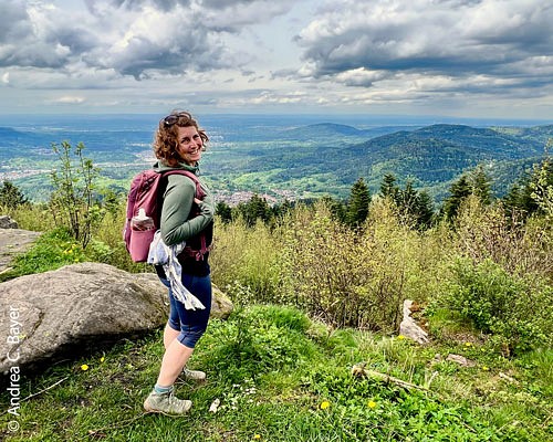 Autorin Andrea C. Bayer mit Aussicht auf den Nördlichen Schwarzwald