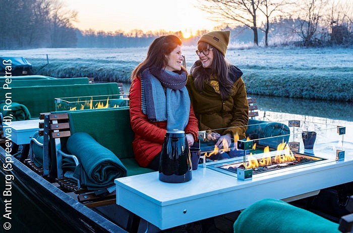 Zwei Frauen auf der Kaminkahnfahrt im Spreewald