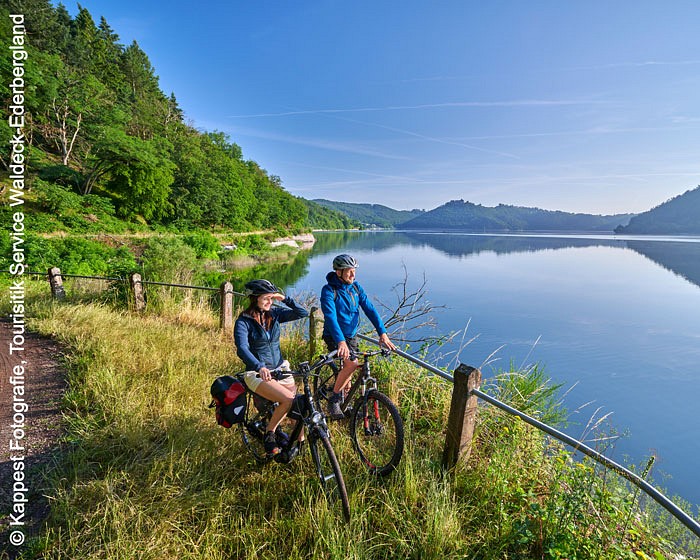 Eder-Radweg an Südseite Edersee