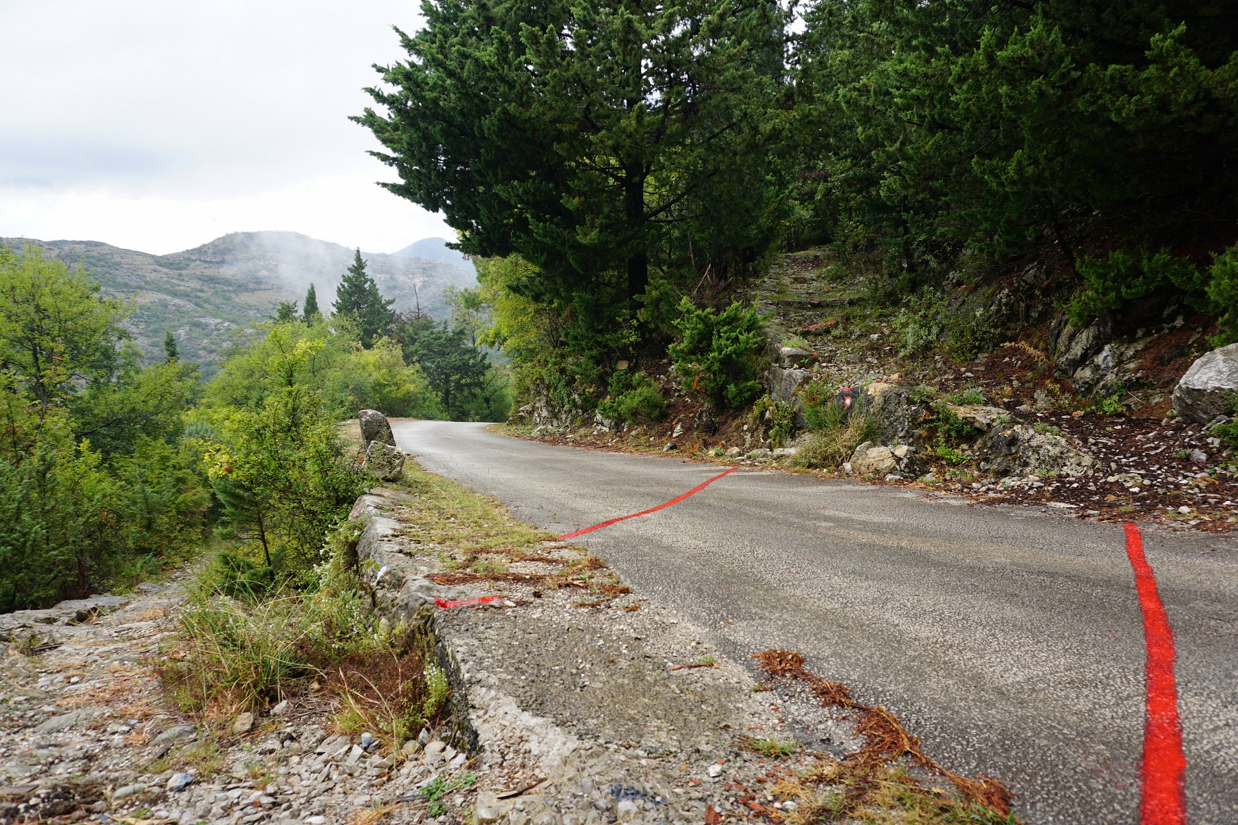 pDort-wo-der-Wanderweg-eine-Straszlige-uumlberquert-wird-sogar-mit-roter-Farbe-auf-dem-Asphalt-nachgeholfenp