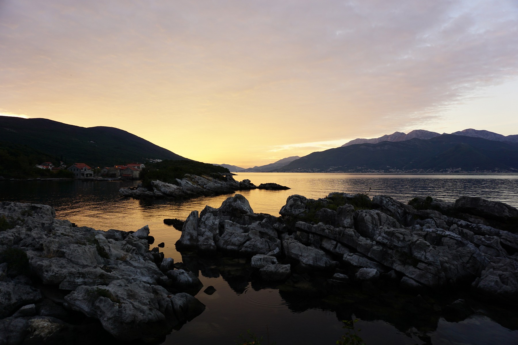 pSonnenuntergang-auf-der-touristisch-noch-unentdeckten-Halbinsel-Luscaronticabr-a-hrefhttpswandermagazindedeartikelwanderempfehlungen555thorsten-hoyers-wandertipps-fur-montenegrohtmlHiera-geht39s-zu-den-Tourentipps-in-Montenegrobr-br-nbspp