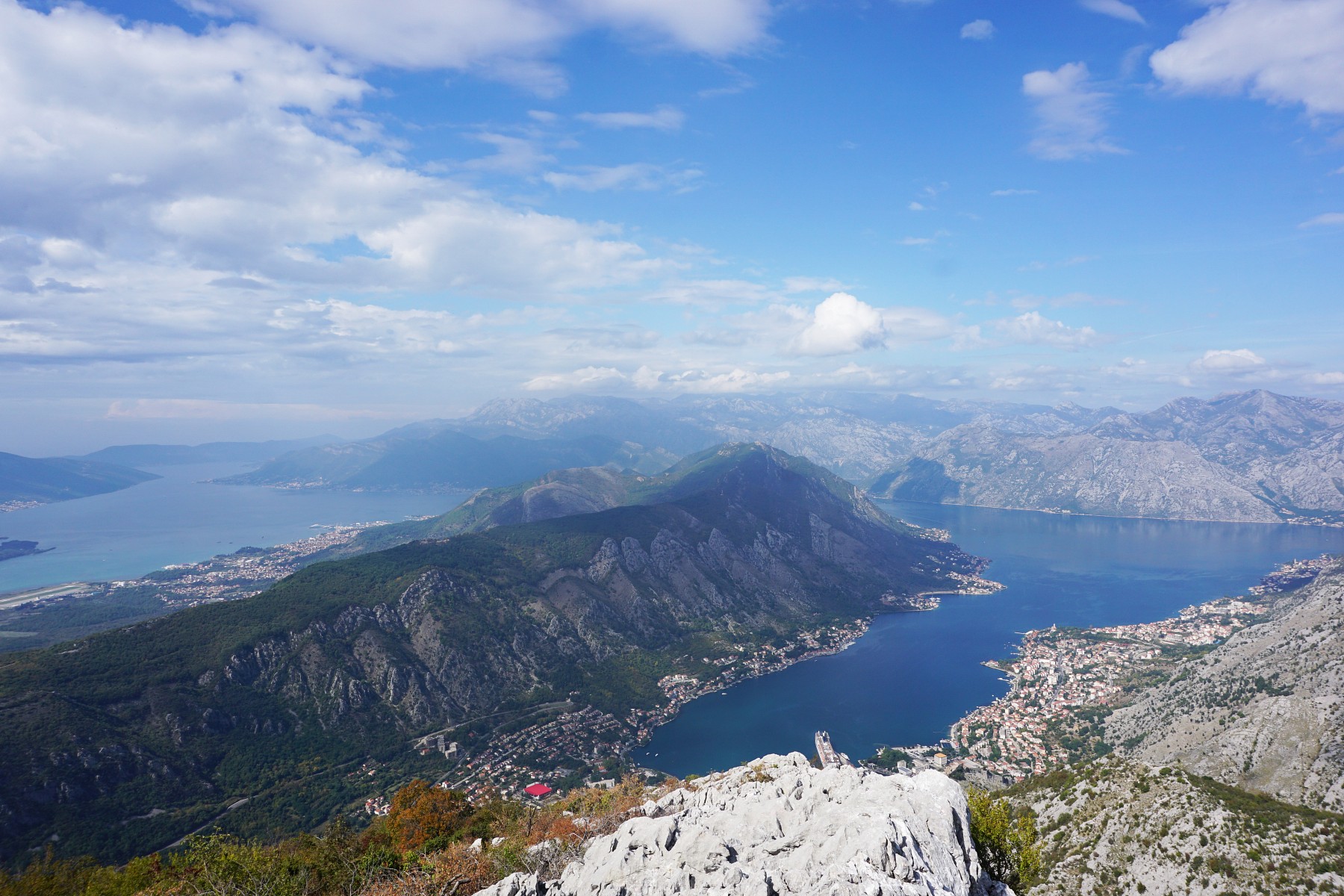 pBlick-auf-die-Stadt-Kotor-an-der-Adriakuumlste-Montenegros-Die-Stadt-mit-UNESCO-Welterbe-Status-liegt-an-einer-fast-30-km-langen-Bucht-eingerahmt-von-den-kargen-Felswaumlnden-des-Loven--und-Orijen-Gebirgesnbspnbspp