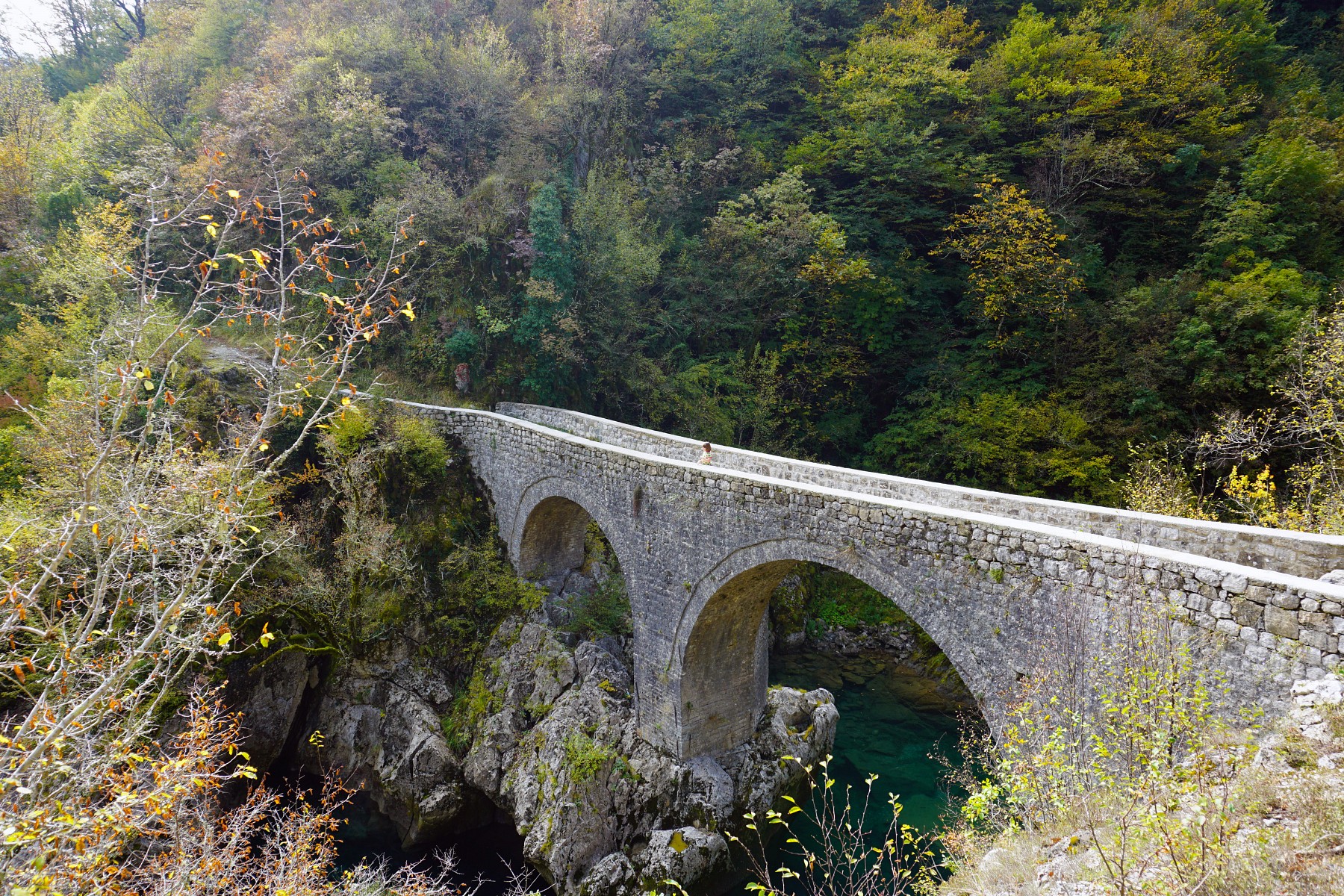 pNeben-abenteuerlichennbspHolzbruumlcken-gibt-es-im-Mrtvica-Canyon-auch-diese-imposante-Steinbruumlckep