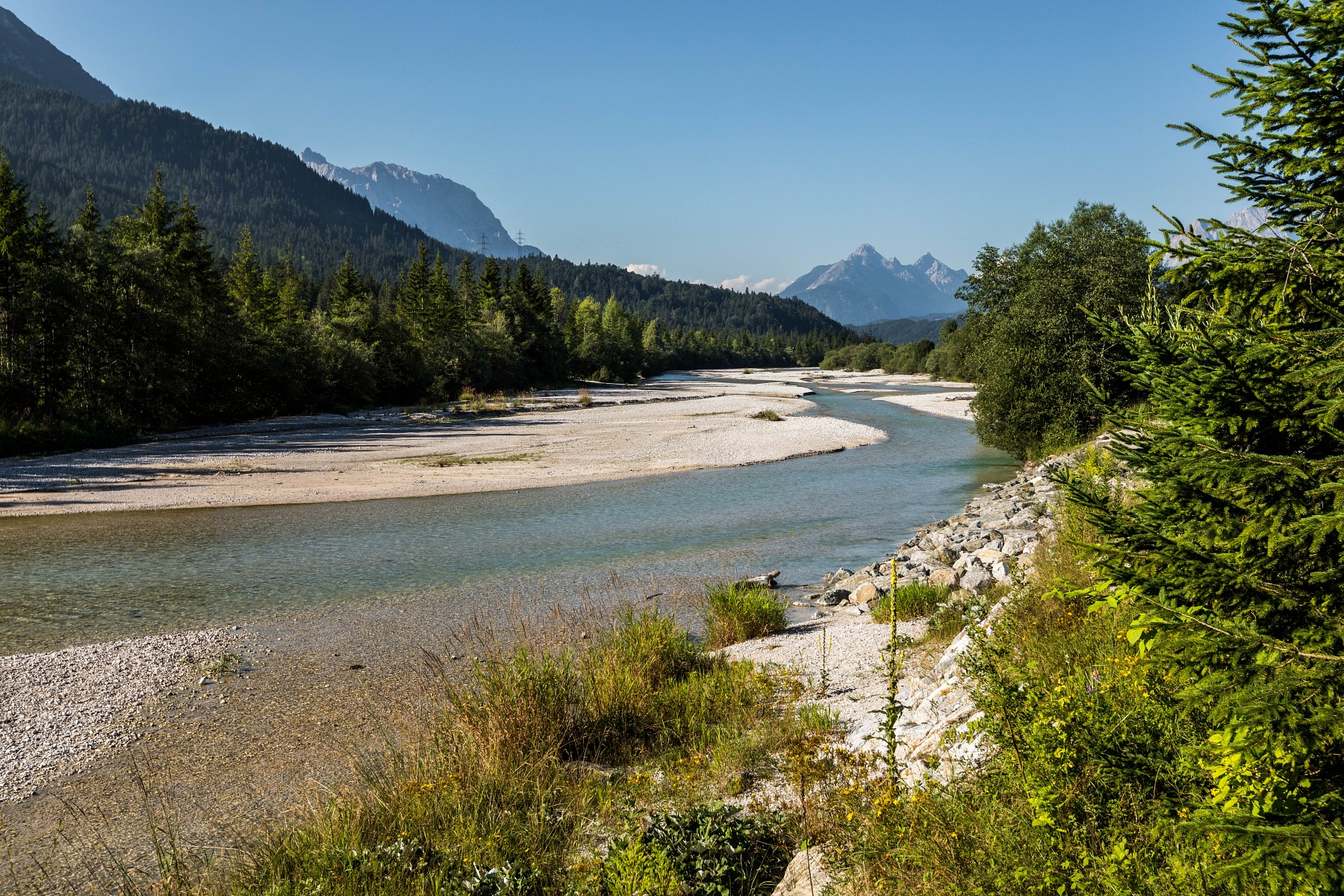 pDie-Isar-bei-Wallgau-Die-Alpenwelt-Karwendel-begruumlszligt-uns-mit-schoumlnen-Ausblickenp