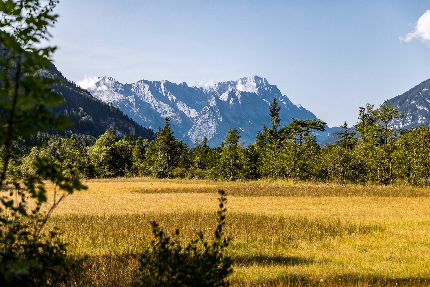 pAuf-200-km-durch-Waumllder-Taumller-undnbspSchluchten-und-natuumlrlich-auf-die-Berge-der-Zugspitz-Region-Wir-nehmen-Sie-mit-auf-den-neuen-emSpitzenwanderwegembr-Ca-25-km-nach-unserem-Start-in-Murnau-werden-wir-mit-einem-herrlichen-Panoramablick-auf-das-Zugspitzmassiv-belohntbr-span-stylefont-size14pxAlle-Fotos-copy-Zugspitz-Region-GmbH-Erika-Spenglerspanp