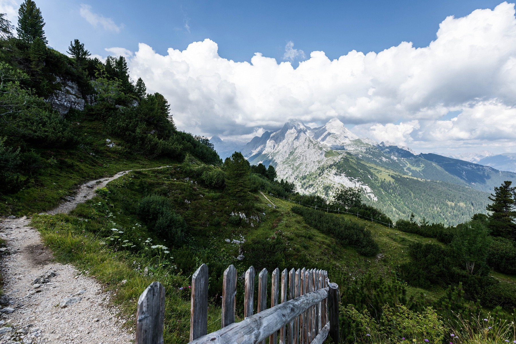 pAuf-demnbspSchachen-im-Wettersteingebirge-fesselt-uns-dieser-Weitblick-uumlber-das-gesamte-Zugspitzmassivnbspp