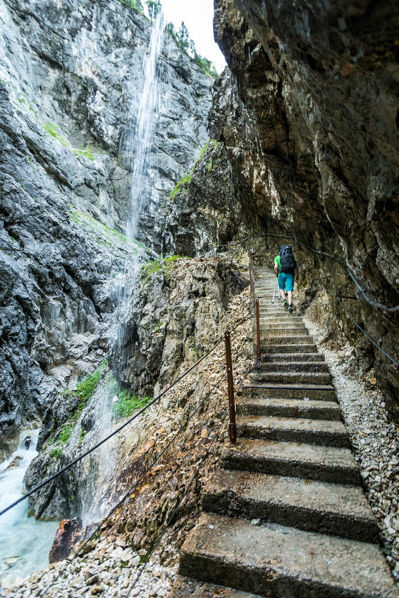 pWir-wandern-durch-die-bizarre-Welt-der-Houmlllentalklamm-bei-Grainau-Hier-sind-wir-dem-houmlchsten-Gipfel-Deutschlands-der-Zugspitze-am-naumlchstenp