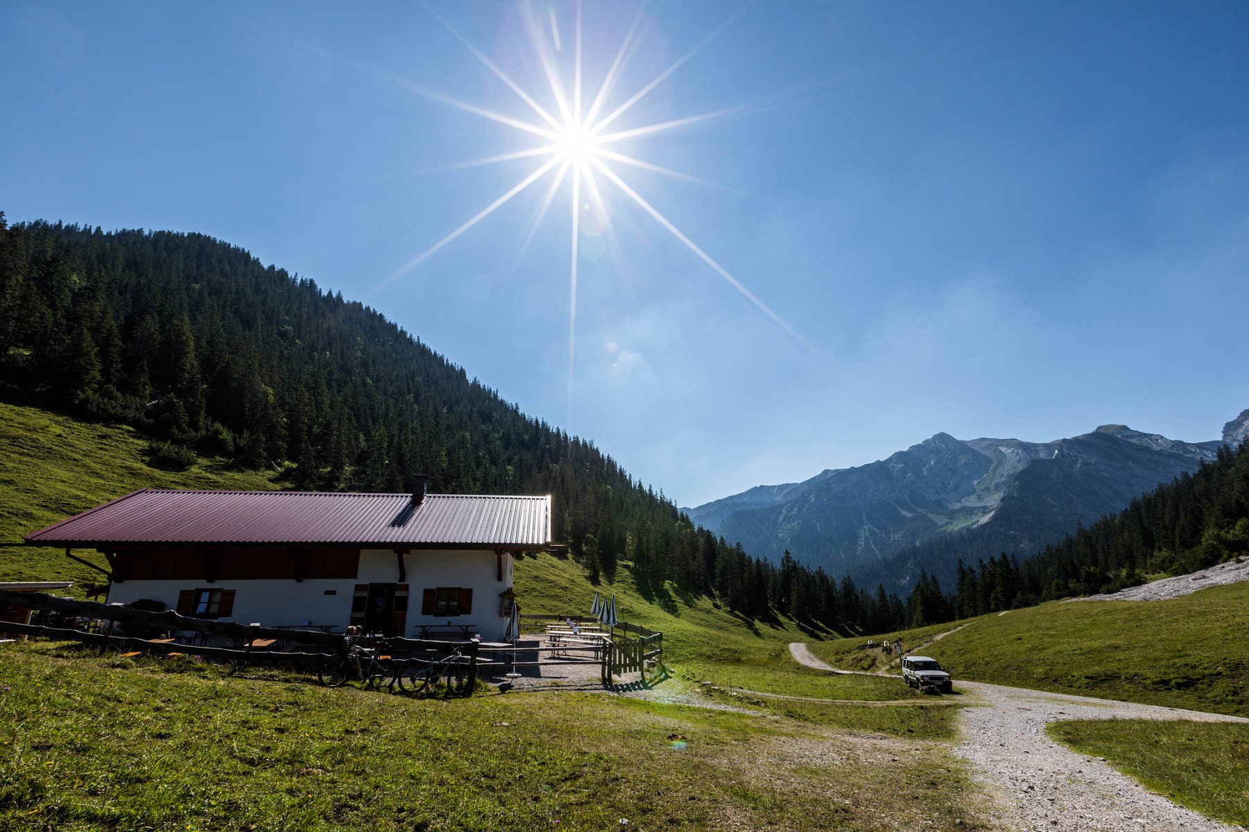 pRuhe-und-Entspannung-finden-wir-inmitten-der-Berge-auf-der-Fischbachalm-suumldlich-des-Walchenseesp