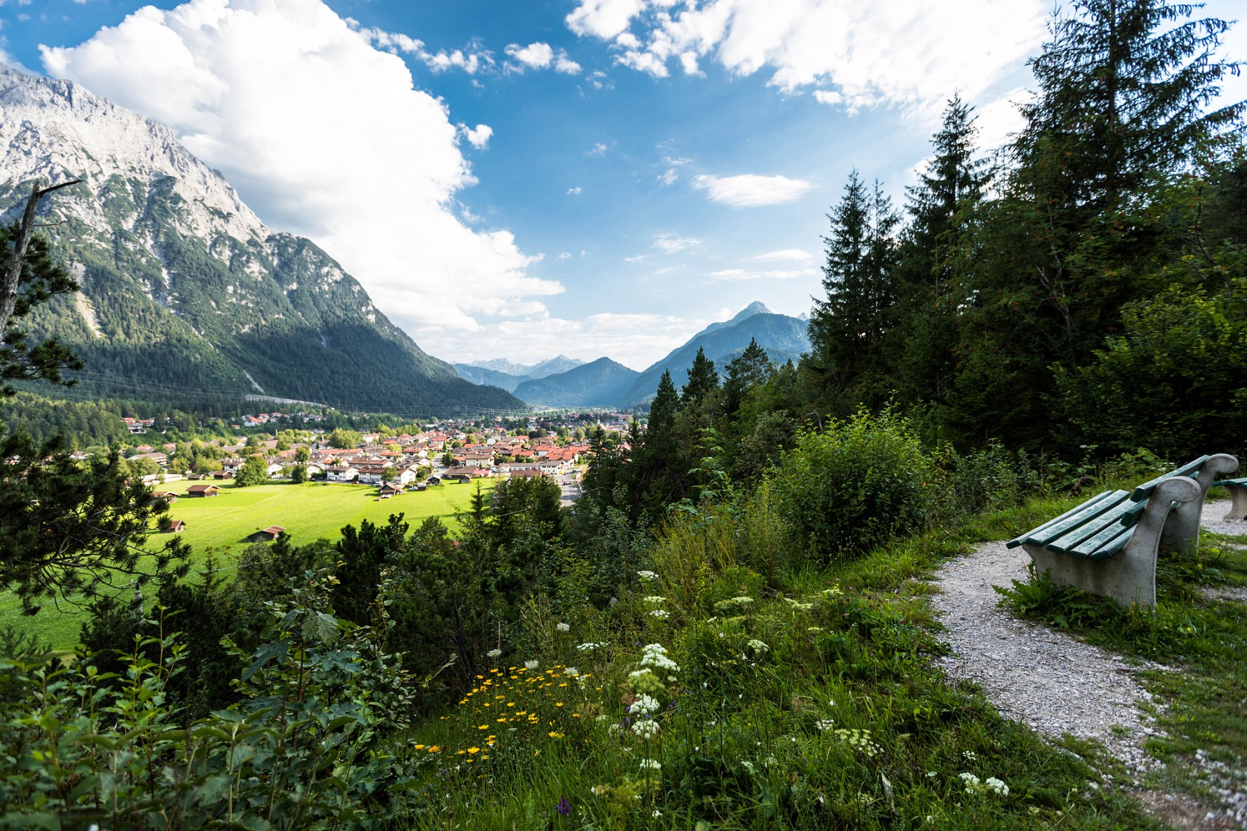 pNach-einem-anstrengenden-Tag-ist-ein-weiteres-Etappenziel-erreicht-Der-Geigenbauort-Mittenwald-Ab-hier-geht-es-parallel-zur-oumlsterreichischen-Grenze-weiter-Richtung-Zugspitzep