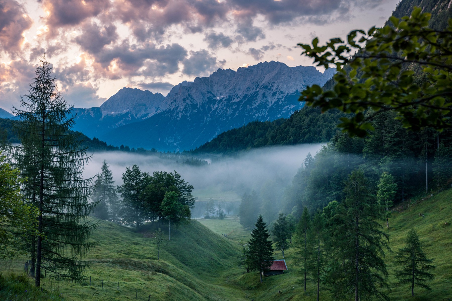 pNebelschwaden-tauchen-dennbspFerchensee-bei-Mittenwald-in-eine-mystische-Stimmungp