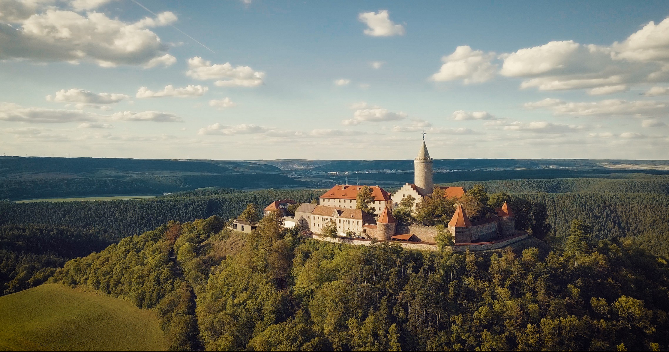 pbdquoThuumlringen-ist-meine-HeimatnbspManche-Waumllder-hier-kenne-ich-in--und-auswendig-Dort-weiszlig-ich-wo-ein-Fuchsbau-ist-und-wo-der-Waschbaumlr-nachts-trinktquot-sagt-David-Cebulla-Das-Foto-zeigt-die-Leuchtenburgp