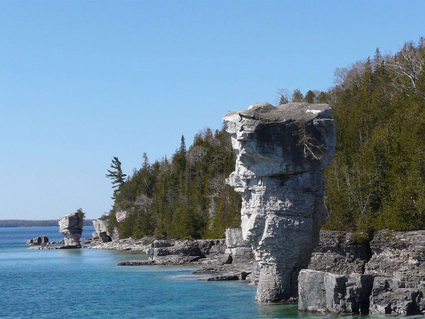 pVom-Hafen-Tobermorys-geht-es-mit-dem-Schiff-zur-Insel-In-den-Sommermonaten-ab-MaiJuni-sind-hier-Massen-an-Menschen-unterwegs-Doch-ich-bin-noch-in-der-Vorsaisonnbspunterwegs-und-so-teile-ich-mir-die-Insel-mit-12-weiteren-BesuchernppHier-sieht-man-den-groszligen-und-kleinen-Flowerpot---Errosionen-haben-diese-Monumente-gebildetp
