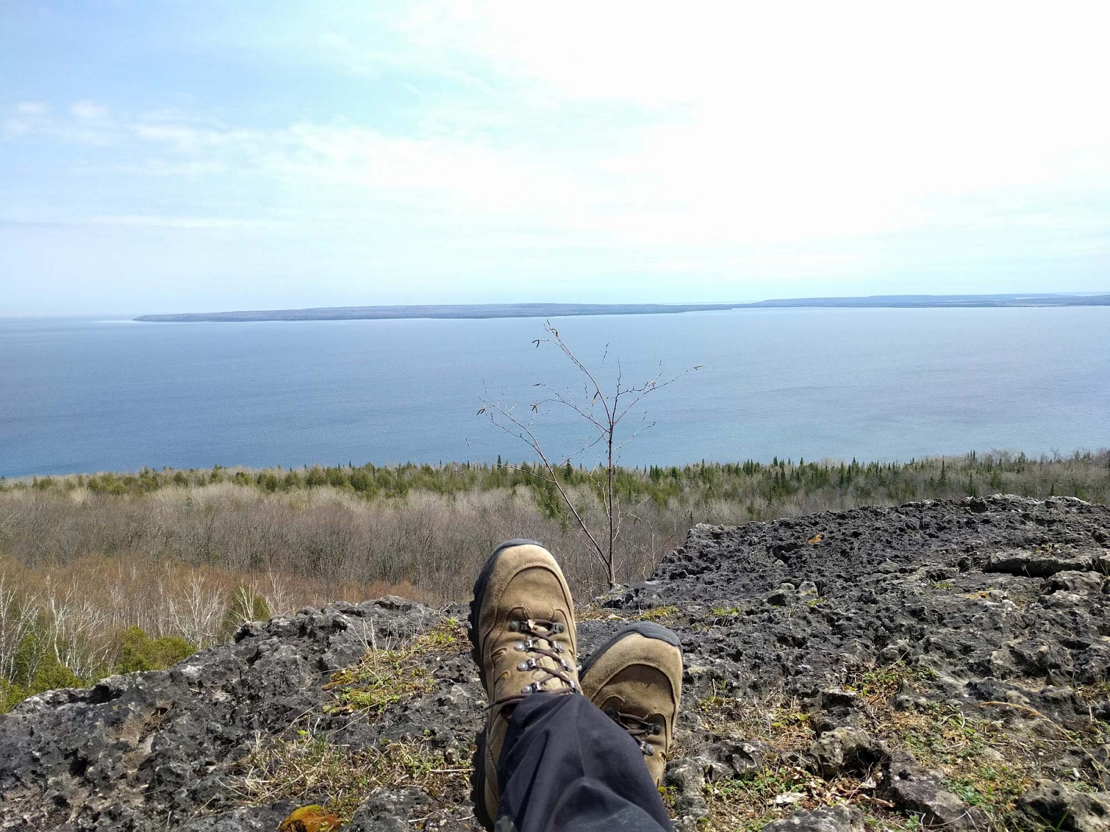 pRedakteurin-Ricarda-war-in-Northern-Bruce-Peninsula-Ontario-Kanada-unterwegs-Hier-verlaumluft-der-noumlrdlichste-Abschnitt-des-ca-900-km-langen-undnbspaumlltesten-oumlffentlich-zugaumlnglichen-Wanderwegs-des-LandesnbspdernbspBruce-TrailppDieses-Bild-entstand-auf-dem-Jackson39s-Cove-Lookout-Ich-saszlig-hier-sicherlich-eine-Stunde-lang-Nur-Wildnis-um-mich-herump