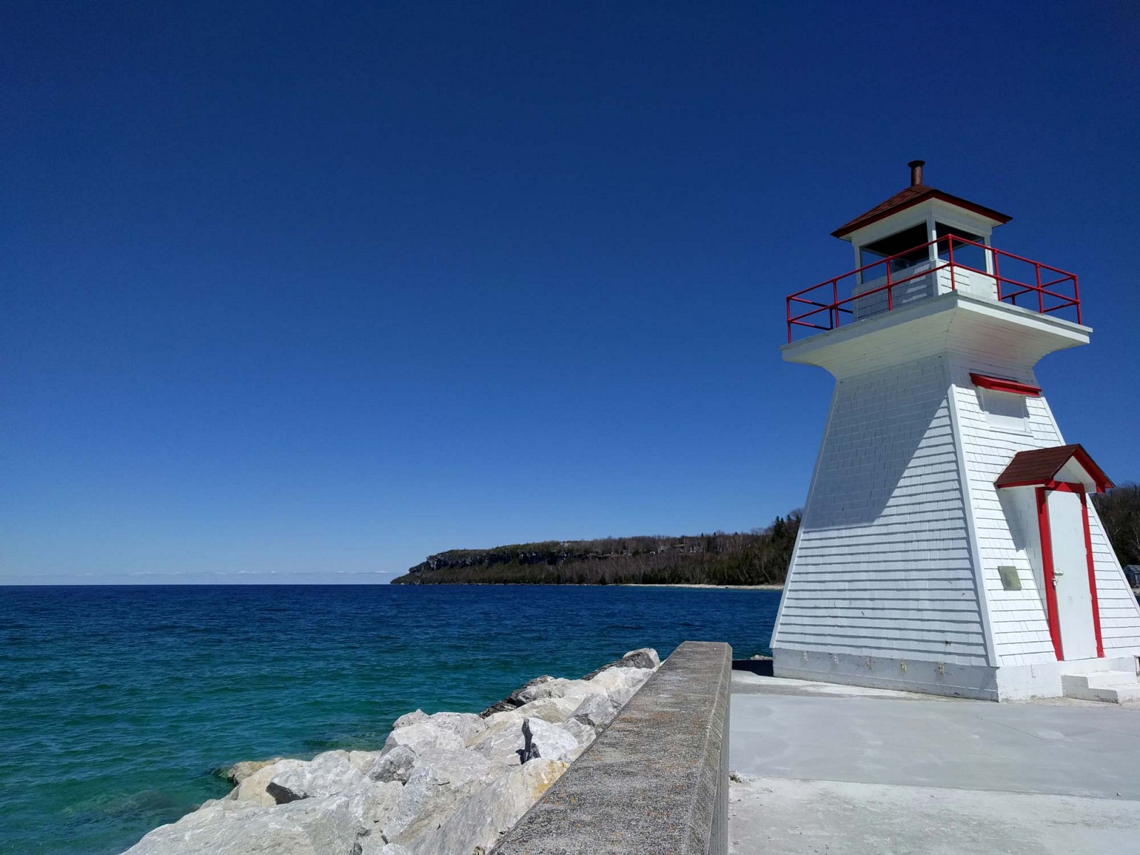 pDer-Blicknbspvom-Hafen-des-Ortes-Lion39s-Headnbspmit-seinem-weiszlig-strahlendennbspLeuchtturmp