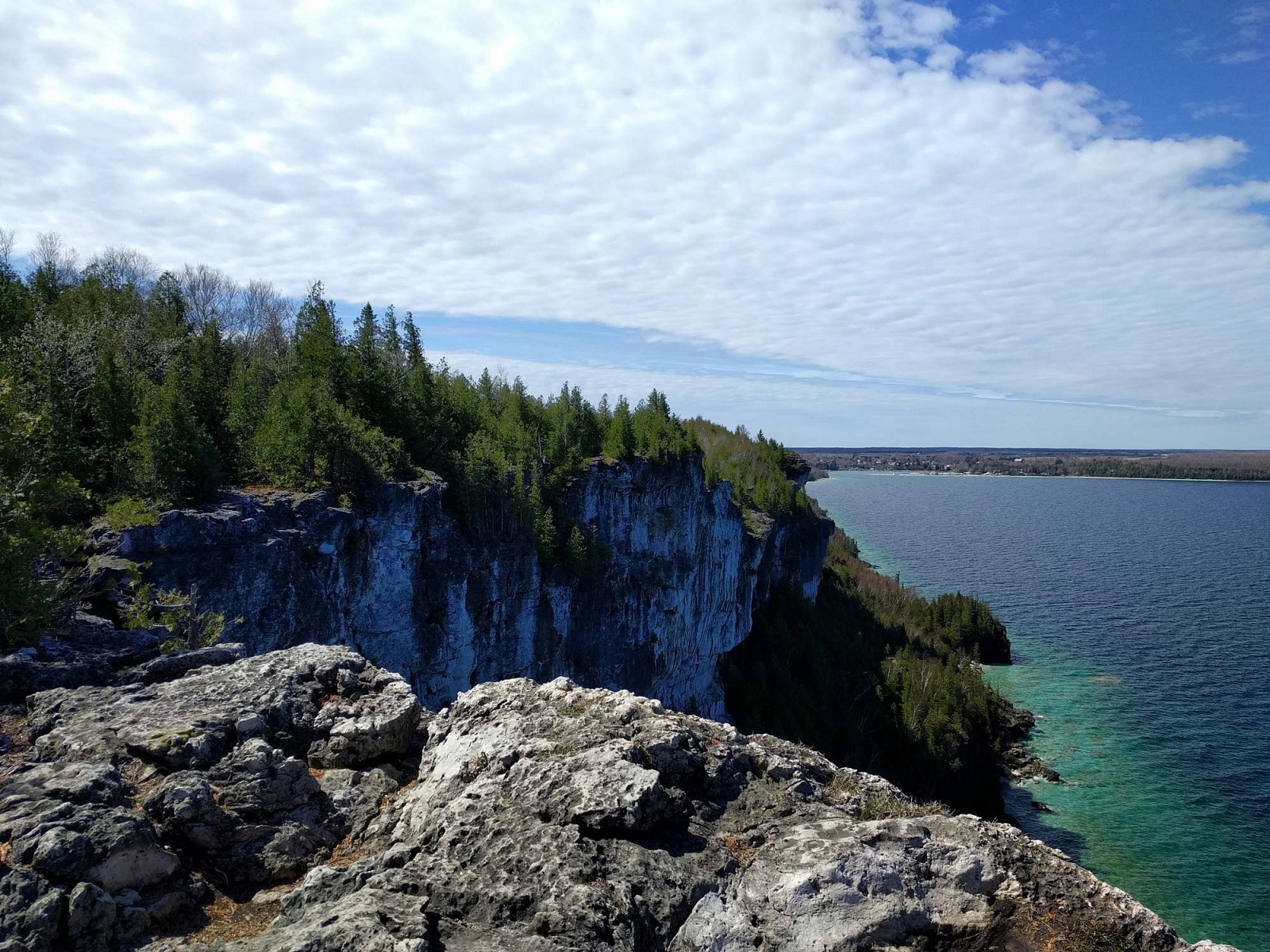 pDie-Sonne-kommt-raus-und-das-Wasser-erstrahlt-in-einem-wunderschoumlnen-tuumlrkisblau-Vom-Lion39s-Head-Lookout-kann-man-dieses-Spektakelnbspbewundern-Die-Felsenformationen-sindnbspAuslaumlufer-desnbspNiagara-Escarpmentsp