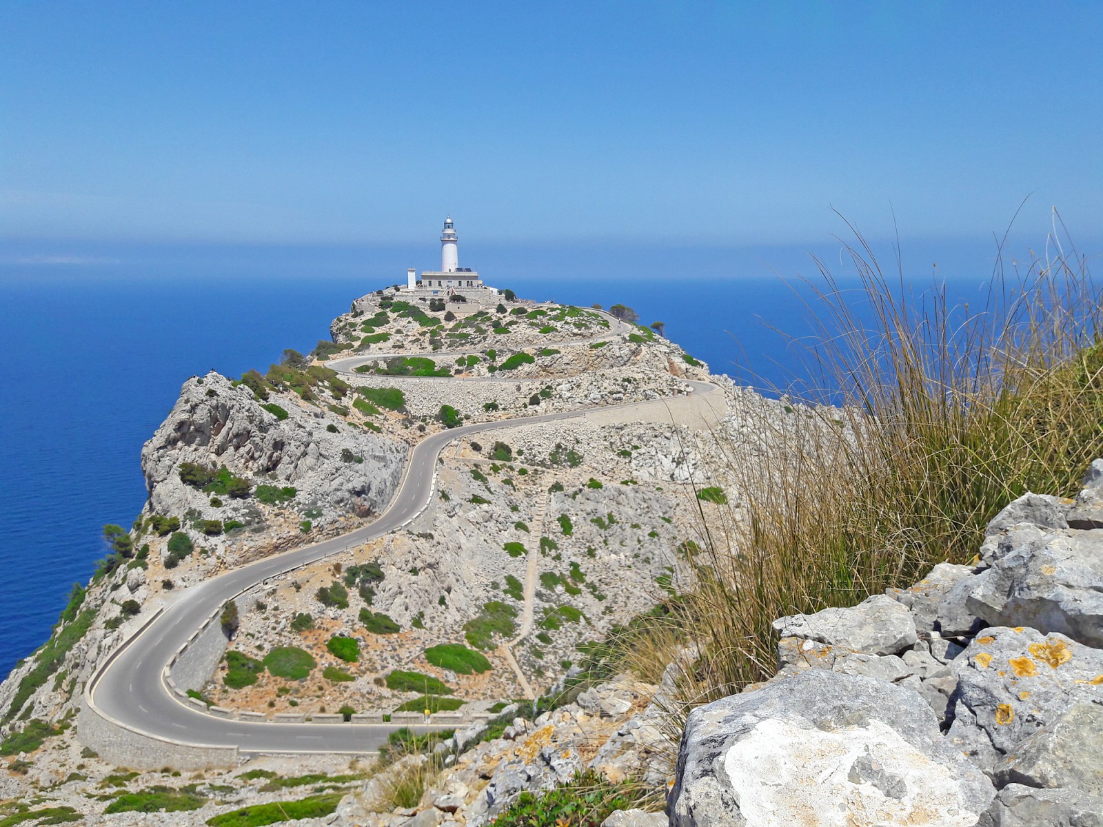 pIrgendwann-hinter-einer-Kurve-ist-das-Ziel-endlich-in-Sicht-der-Faro-de-Formentor-am-noumlrdlichsten-Zipfel-der-Halbinsel-Beschwingt-gehe-ich-die-letzten-Kurven-anp