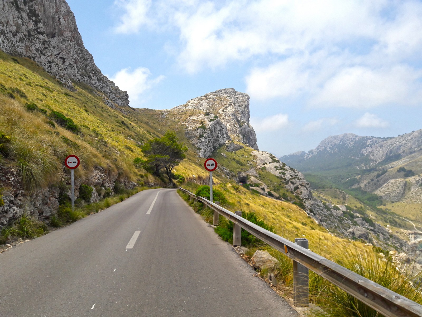 pDie-Gebirgskette-der-Serra-de-Tramuntana-zieht-sich-durch-den-gesamten-Westen-Mallorcas-Tagelang-kann-man-sie-auf-dem-Weitwanderweg-GR221-durchwandern-Ich-habe-dort-wo-der-groszlige-GR221-aufhoumlrt-versucht-ein-paar-Kilometer-zu-machennbspndash-auf-der-Halbinsel-Formentornbsp-nbsp-nbsp-nbsp-nbsp-nbsp-copy-Svenja-Walterp