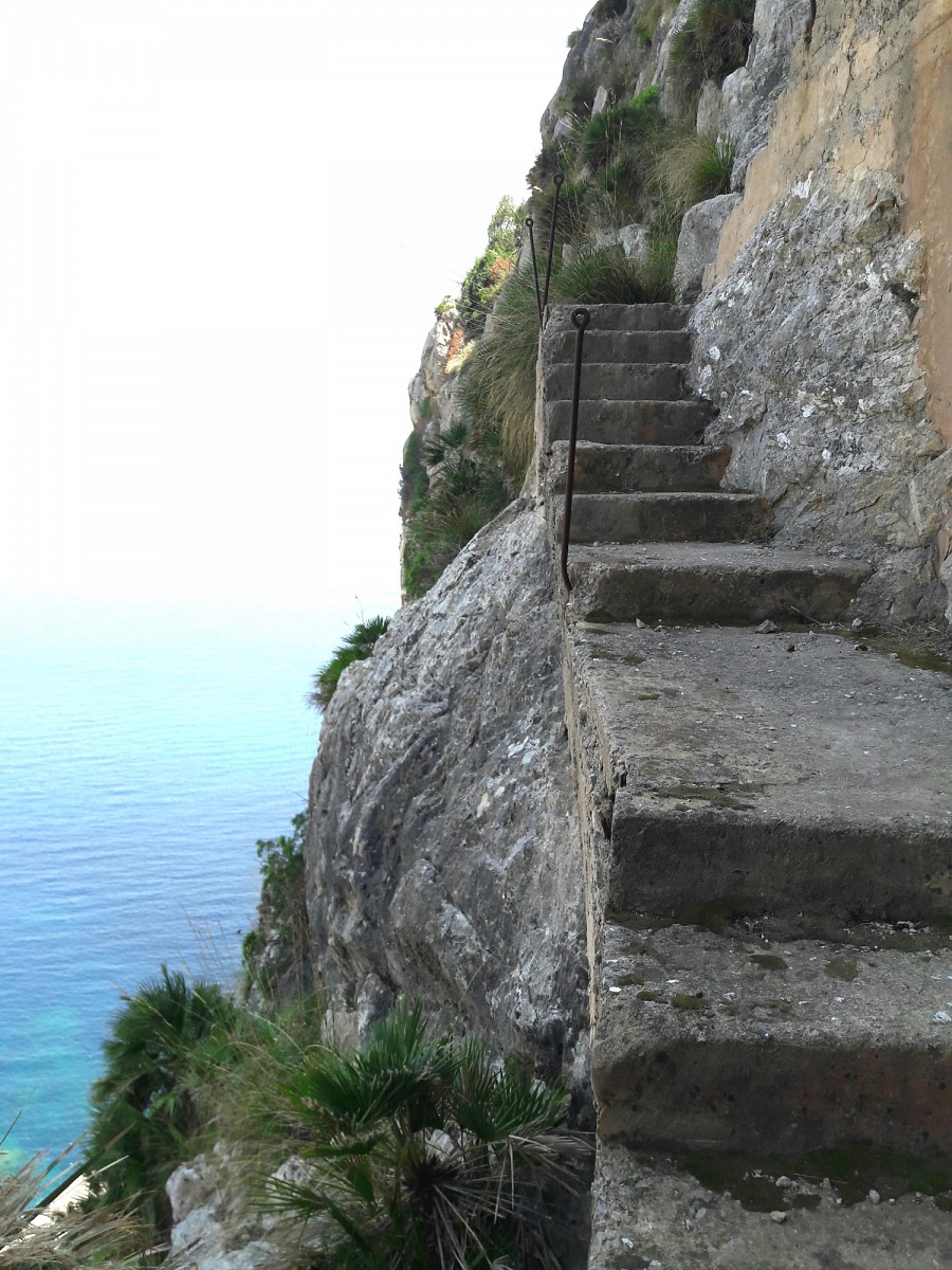 pStatt-dem-Tunnel-nehme-ich-diese-Treppe-uumlber-den-Berg-und-teste-meine-Schwindelfreiheit-Ich-achte-darauf-ruhig-zu-atmen-und-lasse-mir-Zeit-Mit-einer-Hand-am-Fels-geht-es-gutp