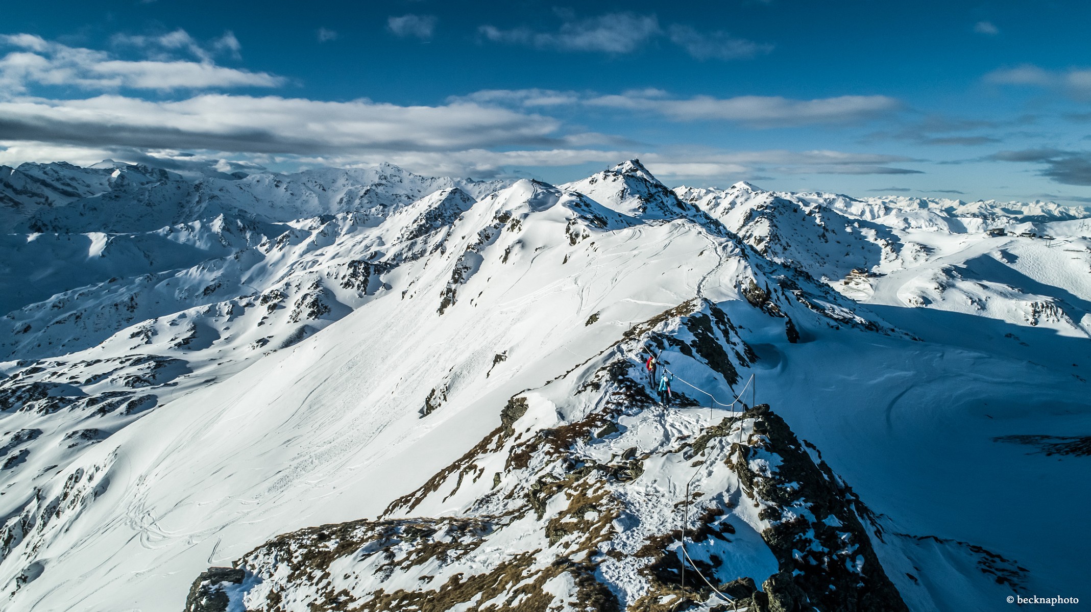 pAuf-Augenhoumlhe-mit-den-Gipfeln-dernbspZillertaler-Alpen-Von-hier-sind-es-nur-100-mnbsphinab-zur-Wedelhuumltte-auf-2350-m-Houmlhenbspp