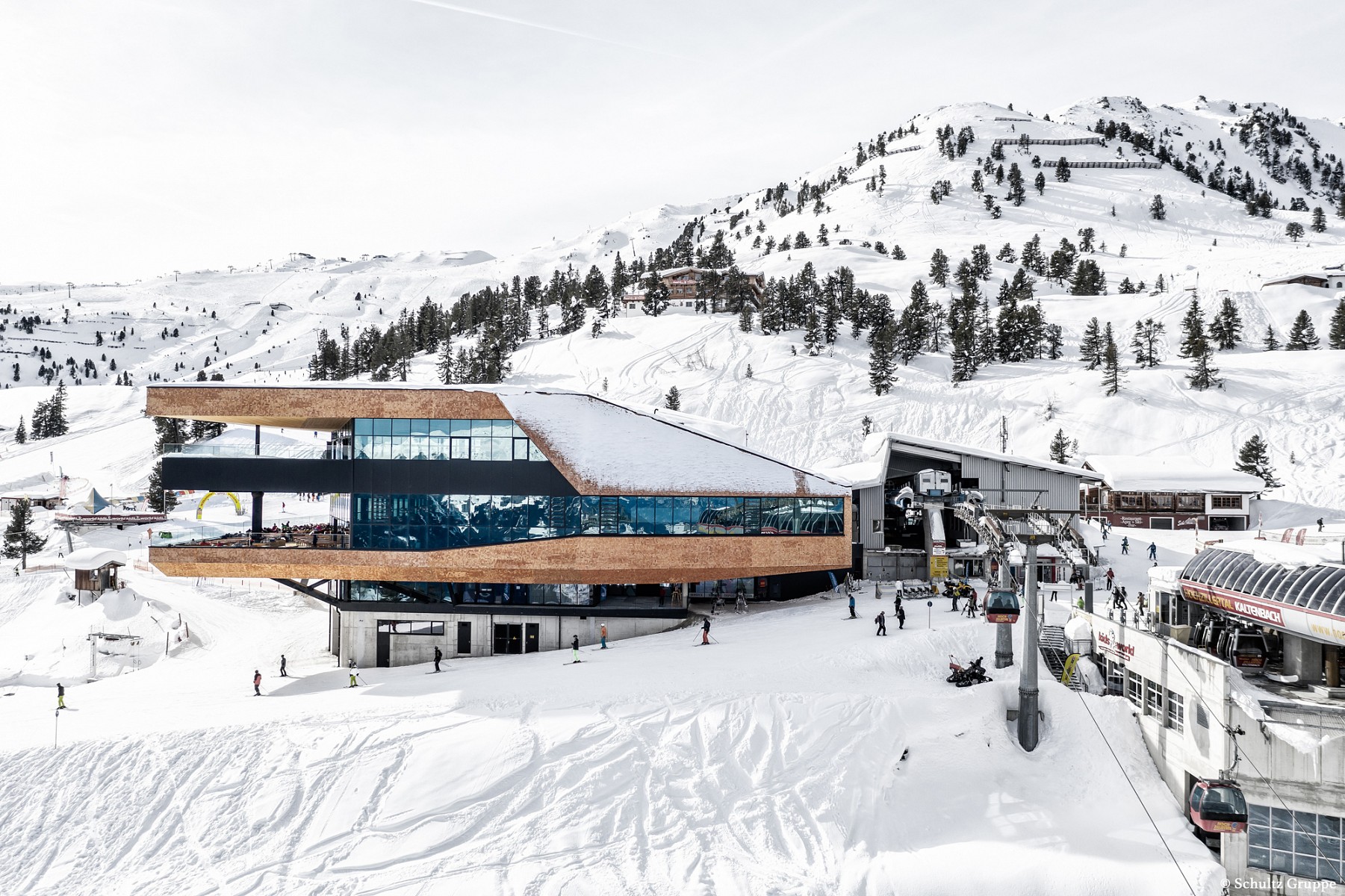 pMit-der-Hochzillertal-Bahn-in-Kaltenbach-geht-es-hinauf-zurnbspBergstation-MountainnbspView-und-von-hier-ausnbspentweder-zu-Fuszlig-oder-auf-Skiern-weiter-zur-Liftstation-Wimbachexpressp