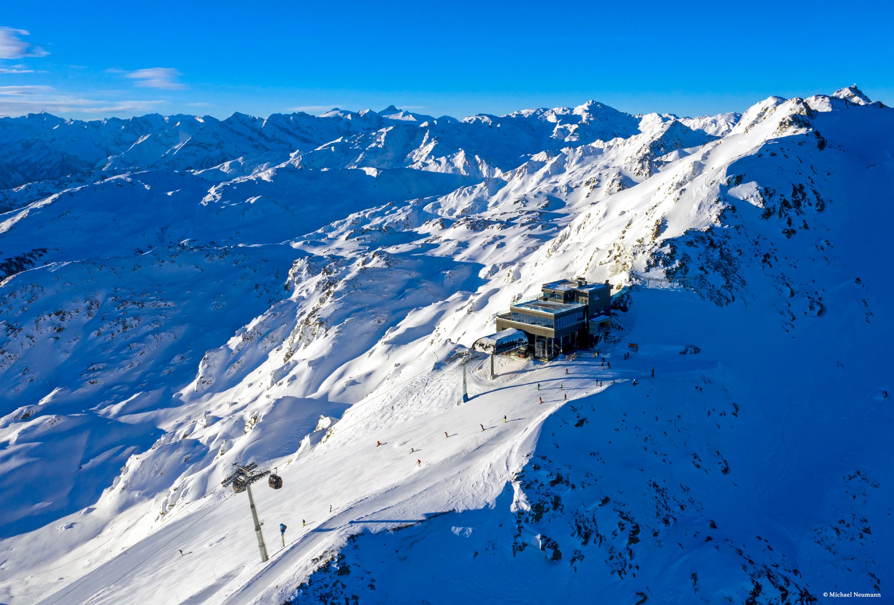 pDer-Wimbachexpress-bringt-Gaumlste-hinauf-zum-agrave-la-carte-Bergrestaurant-Albergo-das-sich-direkt-in-der-Bergstation-befindetp