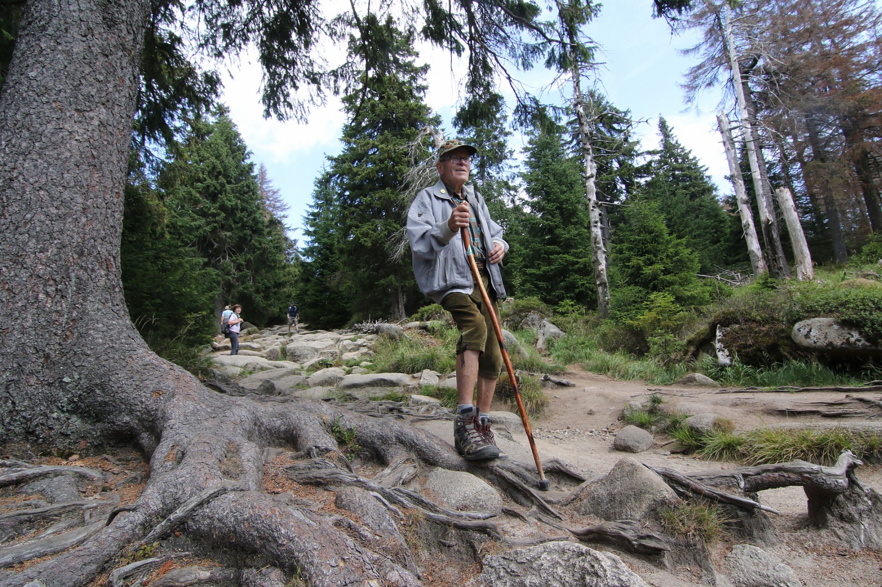 pIn-seinem-Reichbr-Rekordwanderer-Brocken-Benno-aus-Wernigerode-genieszligt-die-Aufstiege-auf-Norddeutschlands-houmlchsten-Bergbr-Er-wird-am-22-Mai-88-Jahre-alt-Dann-will-er-seinen-8888-Aufstieg-feiernp