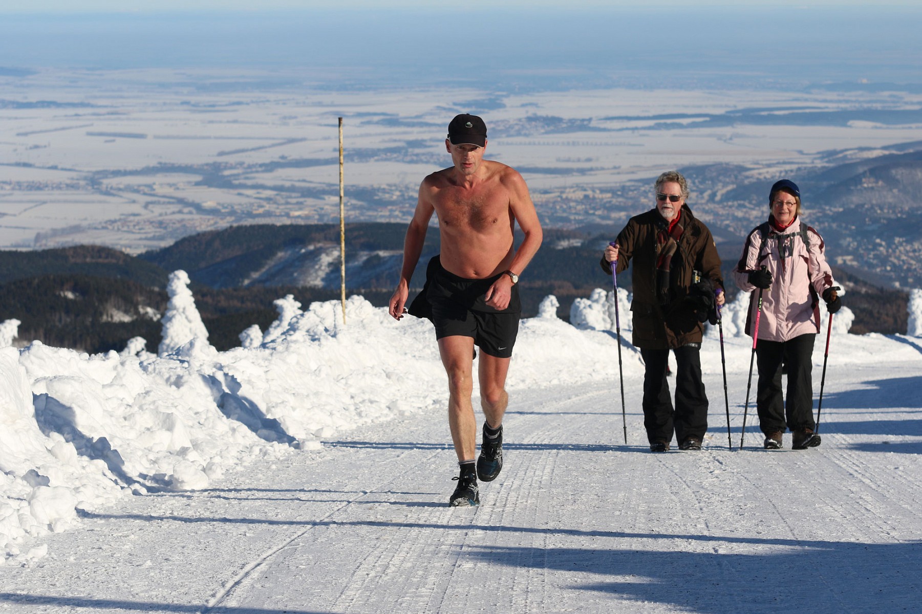 pAugenblickebr-Der-Wernigeroumlder-Arzt-Michael-Broutschek-laumluft-am-liebsten-mit-freiem-Oberkoumlrper-auf-den-Brocken-selbst-im-Winter-Er-will-seine-Haut-trainieren-damit-sie-nicht-verlernt-Waumlrme-zu-produzierenp