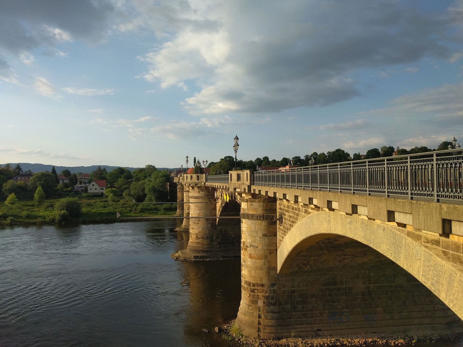 pEinnbspstimmungsvolles-Abendlicht-empfaumlngt-uns-in-Pirna-Es-lohnt-sich-einen-Tag-extra-einzuplanennbspDas-Elbufer-und-die-Altstadt-mit-dem-thronenden-Schloss-ist-eine-Erkundung-auf-jeden-Fall-wertnbspp